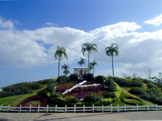 Park along Avenida Balboa