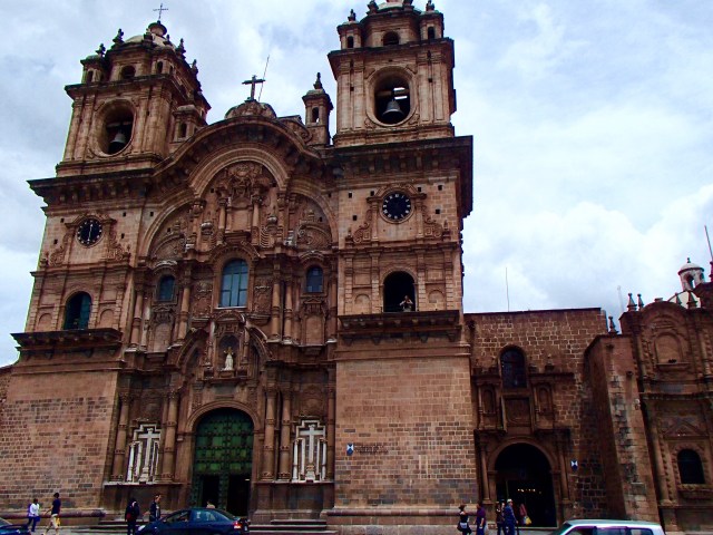 There more 25 churches in the historic neighborhood of Cusco
